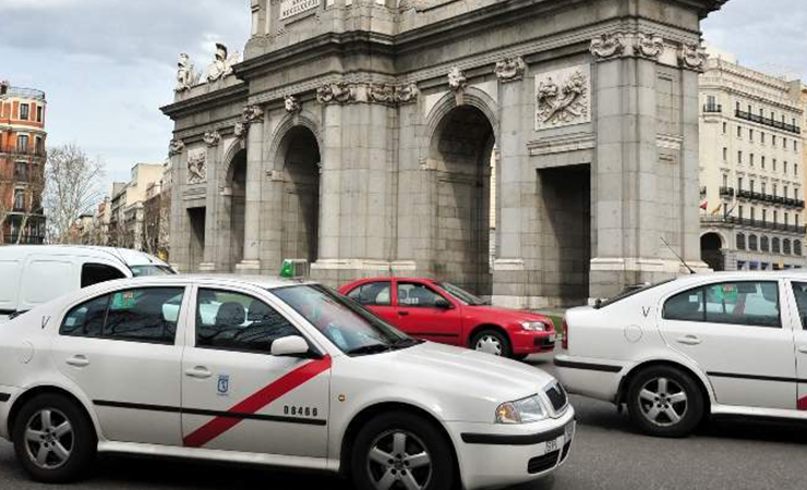 Taxi de tesla en grandes ciudades